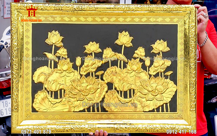 Từng đường nét trên bức tranh được nghệ nhân chạm khắc tỉ mỉ và kỹ càng nhất